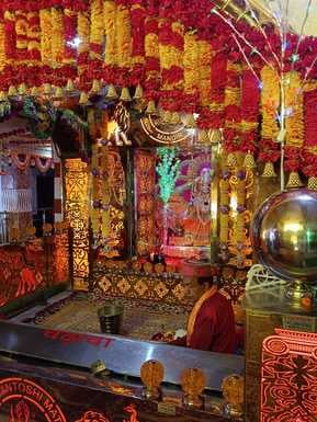 शारदीय नवरात्रों के लिए सजाया गया अवाहदेवी माता मंदिर। संवाद