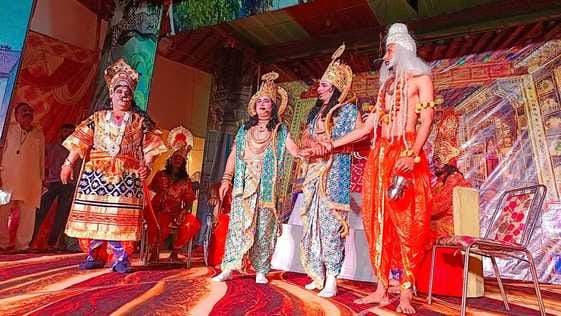 देवबंद में श्री विष्णु कलां मंडल की ओर से निकाली गई श्री राम बारात में शामिल राम लक्ष्मण की भव् देवबंद में श्री विष्णु कलां मंडल की ओर से निकाली गई श्री राम बारात में शामिल राम लक्ष्मण की भव्