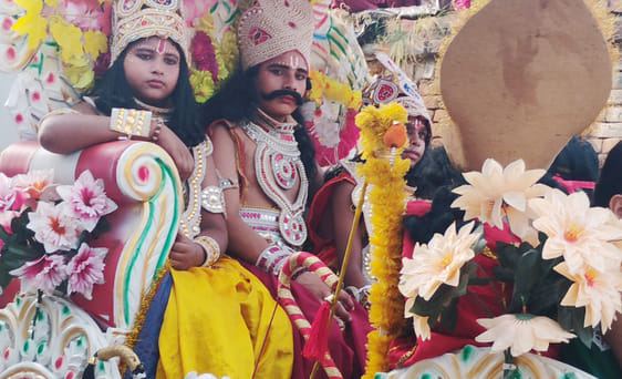 देवबंद में श्री विष्णु कलां मंडल की ओर से निकाली गई श्री राम बारात में शामिल राम लक्ष्मण की भव् देवबंद में श्री विष्णु कलां मंडल की ओर से निकाली गई श्री राम बारात में शामिल राम लक्ष्मण की भव्
