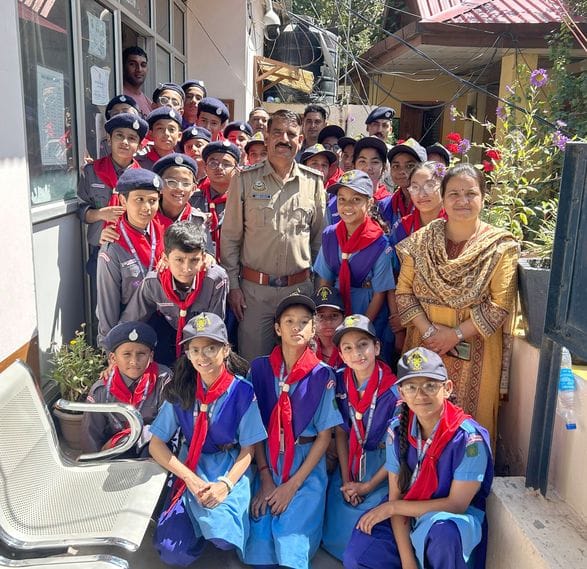 विद्या मंदिर स्कूल शोलतु के विद्यार्थियों ने जानी कानून की कार्यप्रणाली। स्रोत : विभाग विद्या मंदिर स्कूल शोलतु के विद्यार्थियों ने जानी कानून की कार्यप्रणाली। स्रोत : विभाग
