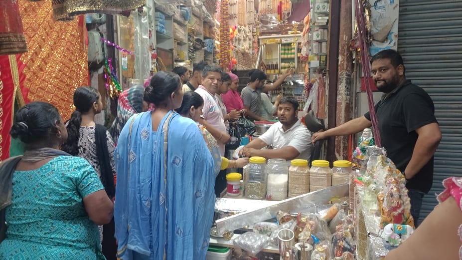 12 कैथल के तलाई बाजार में नवरात्रे से पहले खरीदारी करते लोग संवाद 12 कैथल के तलाई बाजार में नवरात्रे से पहले खरीदारी करते लोग संवाद