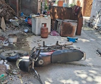 15 जगदीश कॉलोनी स्थित मकान में तोड़फोड़ के बाद टूटा दरवाजा। संवाद