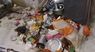 15 जगदीश कॉलोनी स्थित मकान में तोड़फोड़ के बाद टूटा दरवाजा। संवाद