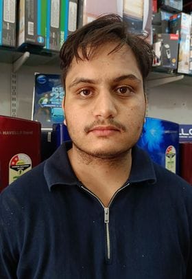 22जेएनडी55: श्री बालाजी ऑटो मोबाइल अलेवा में बाइक खरीदते हुए ग्राहक को चाबी सौंपते संचालक नवदीप 22जेएनडी55: श्री बालाजी ऑटो मोबाइल अलेवा में बाइक खरीदते हुए ग्राहक को चाबी सौंपते संचालक नवदीप