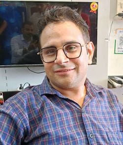 22जेएनडी55: श्री बालाजी ऑटो मोबाइल अलेवा में बाइक खरीदते हुए ग्राहक को चाबी सौंपते संचालक नवदीप 22जेएनडी55: श्री बालाजी ऑटो मोबाइल अलेवा में बाइक खरीदते हुए ग्राहक को चाबी सौंपते संचालक नवदीप
