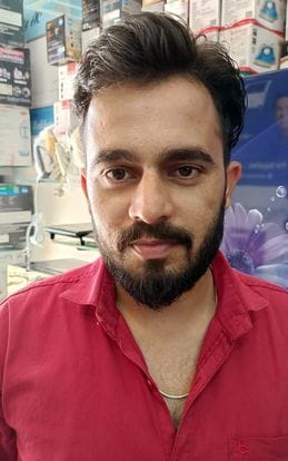 22जेएनडी55: श्री बालाजी ऑटो मोबाइल अलेवा में बाइक खरीदते हुए ग्राहक को चाबी सौंपते संचालक नवदीप 22जेएनडी55: श्री बालाजी ऑटो मोबाइल अलेवा में बाइक खरीदते हुए ग्राहक को चाबी सौंपते संचालक नवदीप