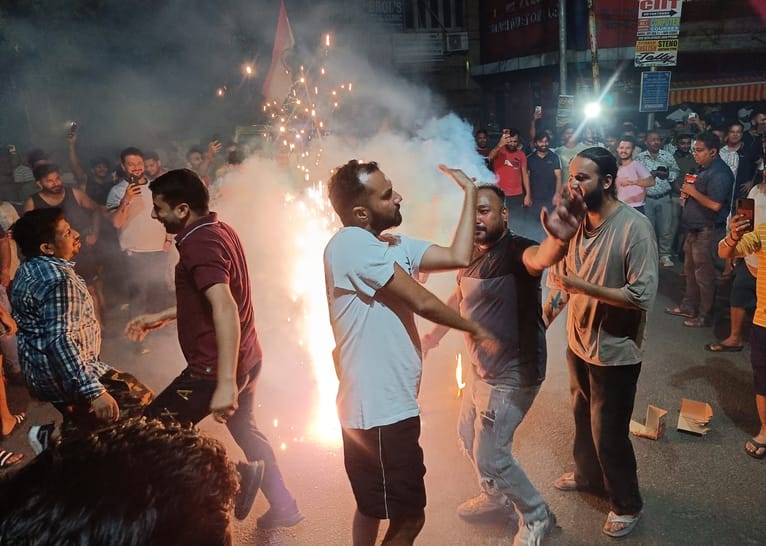 भारत पाकिस्तान मैच में भारत की जीत का जश्न, कच्ची छावनी में। संवाद भारत पाकिस्तान मैच में भारत की जीत का जश्न, कच्ची छावनी में। संवाद