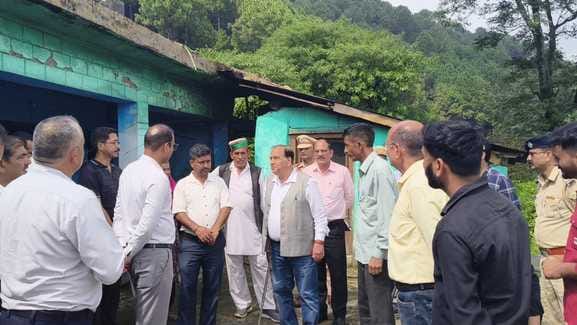 भटियात विधानसभा क्षेत्र में प्रभावितों की समस्या सुनते कुलदीप सिंह पठानिया। -स्रोत : डीपीआरओ भटियात विधानसभा क्षेत्र में प्रभावितों की समस्या सुनते कुलदीप सिंह पठानिया। -स्रोत : डीपीआरओ