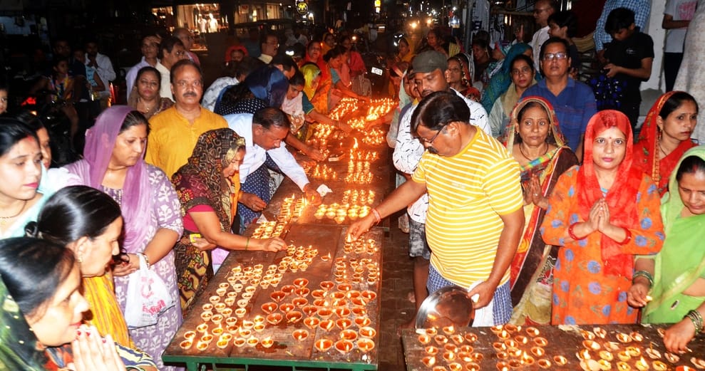 बहादुरगंज बाजार में खरीदारी करतीं महिलाएं। संवाद बहादुरगंज बाजार में खरीदारी करतीं महिलाएं। संवाद