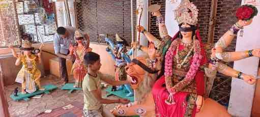 बाजार में फलों की दुकान पर नवरात्र के लिए हो रही खरीदारी। संवाद