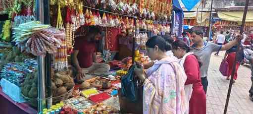 बाजार में फलों की दुकान पर नवरात्र के लिए हो रही खरीदारी। संवाद