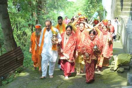 बिलासपुर में शरदोत्सव के शुभारंभ पर हवन यज्ञ करते गायत्री परिवार और दुर्गा समिति के सदस्य। संव बिलासपुर में शरदोत्सव के शुभारंभ पर हवन यज्ञ करते गायत्री परिवार और दुर्गा समिति के सदस्य। संव