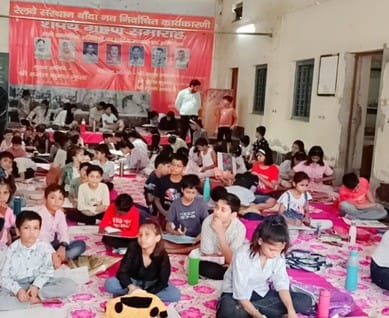 ड्राइंग व पेटिंग प्रतियोगिता में प्रतिभा दिखाते रेल कर्मचारियों के बच्चे। स्रोत- आयोजक। ड्राइंग व पेटिंग प्रतियोगिता में प्रतिभा दिखाते रेल कर्मचारियों के बच्चे। स्रोत- आयोजक।