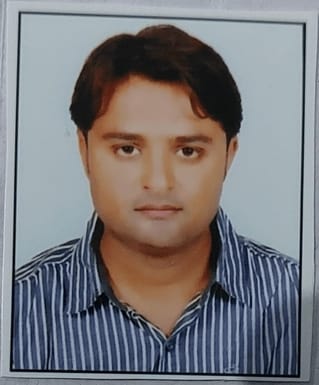 फोटो - 02 हाईवे स्थित आटा बीएमटी इंटर कॉलेज के पास उखड़ा हाईवे। संवाद