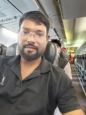 फोटो - 02 हाईवे स्थित आटा बीएमटी इंटर कॉलेज के पास उखड़ा हाईवे। संवाद