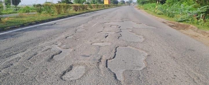 फोटो - 02 हाईवे स्थित आटा बीएमटी इंटर कॉलेज के पास उखड़ा हाईवे। संवाद