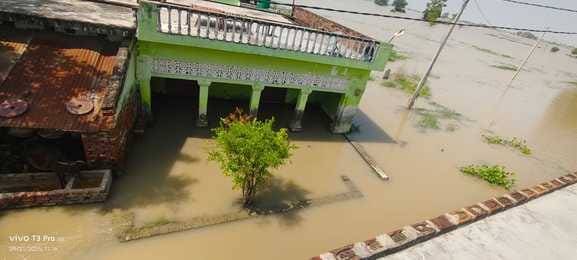 फोटो-06,बाढ़ के पानी से गुजरते मंझा गांव के लोग।संवाद फोटो-06,बाढ़ के पानी से गुजरते मंझा गांव के लोग।संवाद