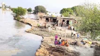 फोटो-08, दिलीप की मड़ैया के राममूर्ति का गंगा में गिरता मकान।संवाद फोटो-08, दिलीप की मड़ैया के राममूर्ति का गंगा में गिरता मकान।संवाद