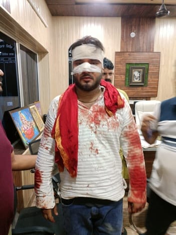 फोटो 2: सोंख में युवक पर जानलेवा हमले बर्फ चौकी परिसर में एकत्रित भीड़ फोटो 2: सोंख में युवक पर जानलेवा हमले बर्फ चौकी परिसर में एकत्रित भीड़