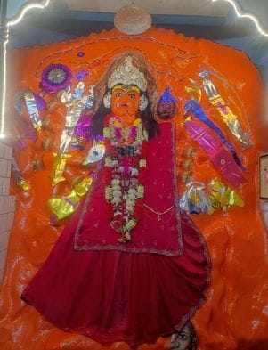 फोटो 21 एचएएमपी 01 चौरादेवी मंदिर में माता रानी का पहला श्रृगांर करते पुजारी राम दुलारे। संवाद