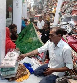फोटो 21 एचएएमपी 01 चौरादेवी मंदिर में माता रानी का पहला श्रृगांर करते पुजारी राम दुलारे। संवाद