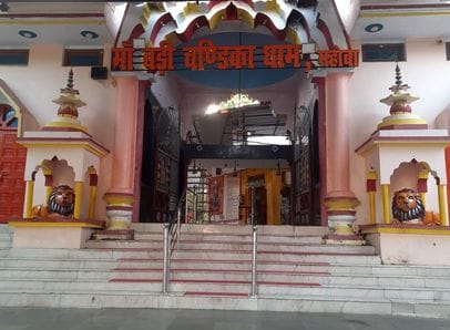 फोटो 21 एचएएमपी 01 चौरादेवी मंदिर में माता रानी का पहला श्रृगांर करते पुजारी राम दुलारे। संवाद