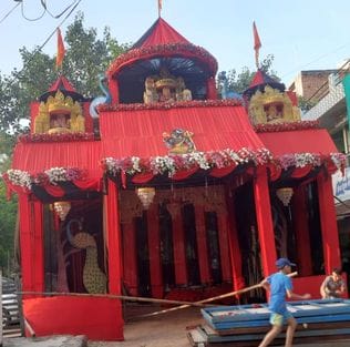 फोटो 21 एचएएमपी 01 चौरादेवी मंदिर में माता रानी का पहला श्रृगांर करते पुजारी राम दुलारे। संवाद