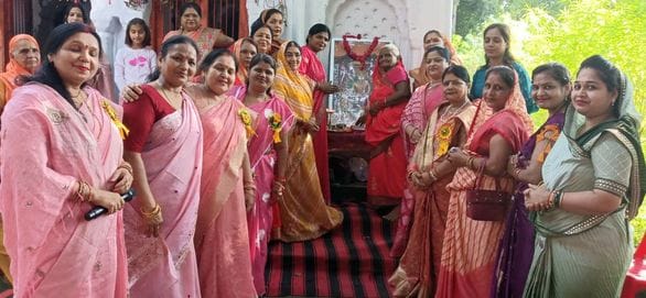 फोटो 21 एमएएचपी 11 परिचय-बुके सजाओ प्रतियोगिता में प्रतिभाग करतीं महिलाएं। स्रोत: महासभा फोटो 21 एमएएचपी 11 परिचय-बुके सजाओ प्रतियोगिता में प्रतिभाग करतीं महिलाएं। स्रोत: महासभा