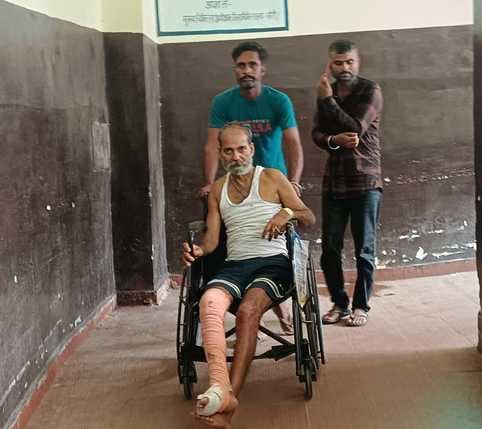 इमरजेंसी तक स्ट्रेचर खींचकर ले जाते परिजन। संवाद इमरजेंसी तक स्ट्रेचर खींचकर ले जाते परिजन। संवाद