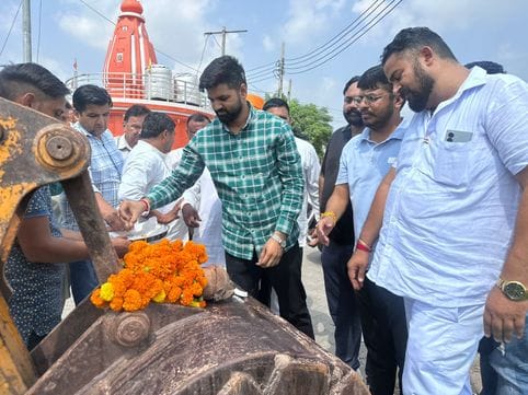 इस्माईलाबाद। रोशनपुर रोड़ निर्माण कार्य का शुभारंभ करते भाजपा नेता विंकल शर्मा। विज्ञप्ति
