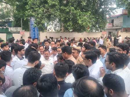 केजीएमयू के ट्रामा सेंटर में जूनियर रेजिडेंट और नर्सिंग अधिकारियों ने किया प्रदर्शन केजीएमयू के ट्रामा सेंटर में जूनियर रेजिडेंट और नर्सिंग अधिकारियों ने किया प्रदर्शन