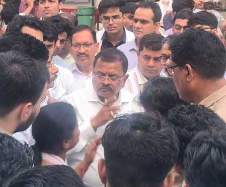 केजीएमयू के ट्रामा सेंटर में जूनियर रेजिडेंट और नर्सिंग अधिकारियों ने किया प्रदर्शन केजीएमयू के ट्रामा सेंटर में जूनियर रेजिडेंट और नर्सिंग अधिकारियों ने किया प्रदर्शन