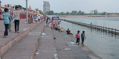 कुरुक्षेत्र।  पूजा-अर्चना करते श्रीगीता कुंज आश्रम के सदस्य। स्वयं