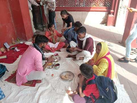 कुरुक्षेत्र।  पूजा-अर्चना करते श्रीगीता कुंज आश्रम के सदस्य। स्वयं