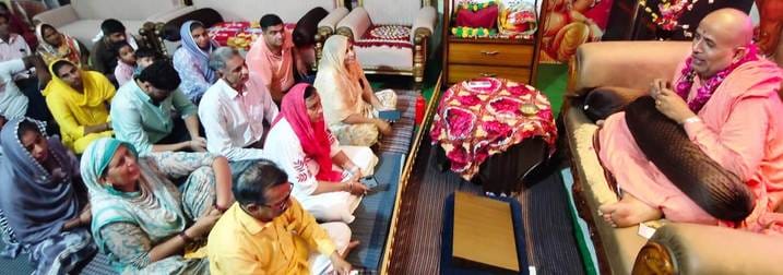 कुरुक्षेत्र। श्रद्धालुओं के साथ महंत राजेंद्र पुरी। विज्ञप्ति कुरुक्षेत्र। श्रद्धालुओं के साथ महंत राजेंद्र पुरी। विज्ञप्ति