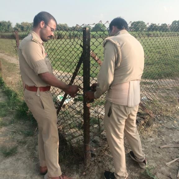 कैंट इलाके में नाइट विजन सेंसरयुक्त कैमरे लगाते वन कर्मी एवं तेंदुआ दिखने के वायरल वीडियो का स् कैंट इलाके में नाइट विजन सेंसरयुक्त कैमरे लगाते वन कर्मी एवं तेंदुआ दिखने के वायरल वीडियो का स्