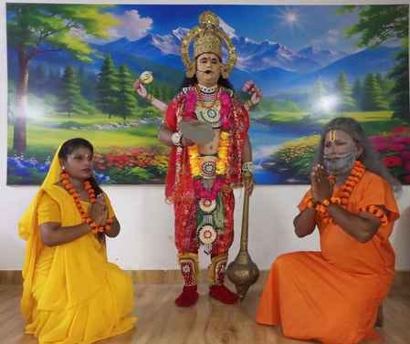खिरनीबाग रामलीला में शिव जी के गले में वर माला डालती माता पार्वती। स्रोत: आयोजक खिरनीबाग रामलीला में शिव जी के गले में वर माला डालती माता पार्वती। स्रोत: आयोजक