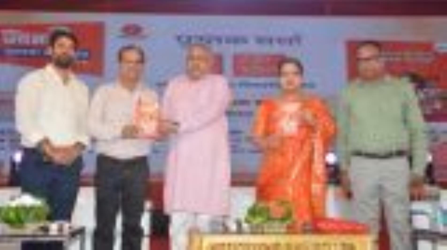 लखनऊ विश्वविद्यालय परिसर में आयोजित गोमती पुस्तक मेले में ''पुस्तक चर्चा'' कार्यक्रम में लेखक, 