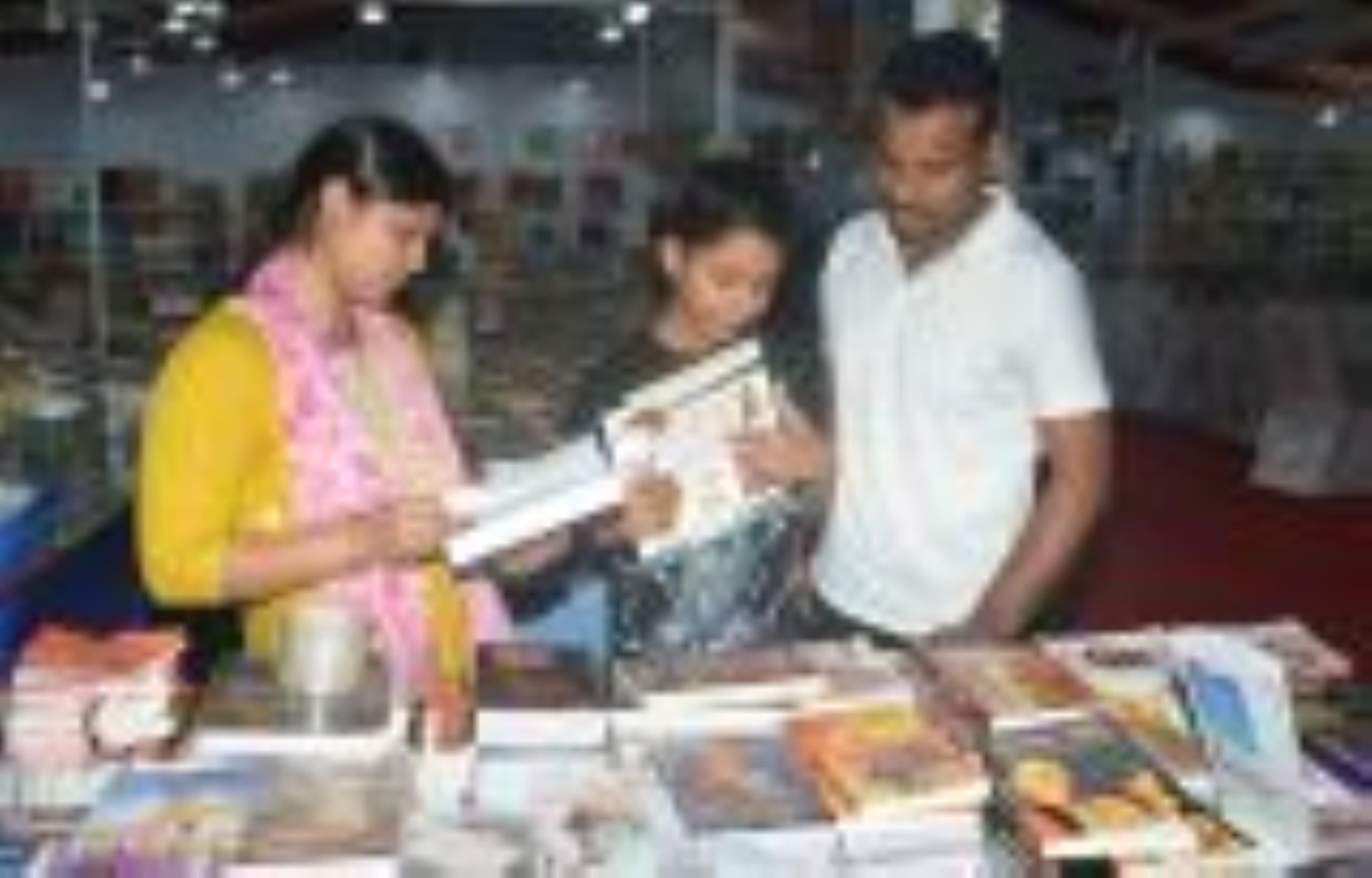 लखनऊ विश्वविद्यालय परिसर में रविवार को गोमती पुस्तक महोत्सव का दूसरा दिन पूरी तरह अवधी भाषा, सा लखनऊ विश्वविद्यालय परिसर में रविवार को गोमती पुस्तक महोत्सव का दूसरा दिन पूरी तरह अवधी भाषा, सा