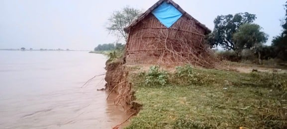 मोजपुर गांव से सटकर बहने लगी सरयू।