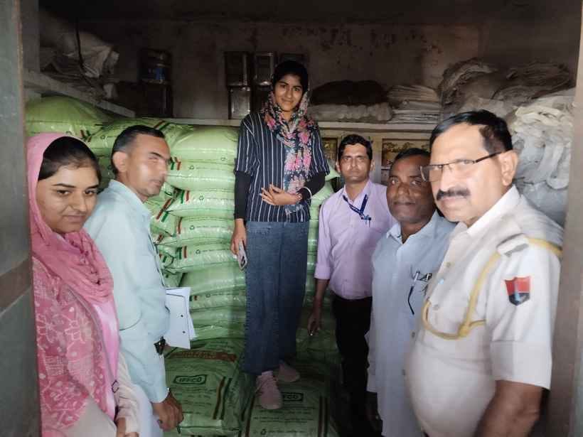 नकली खाद गोदाम पर जप्त करती अधिकारियो की टीम