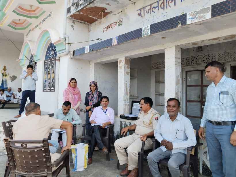 नकली खाद गोदाम पर जप्त करती अधिकारियो की टीम