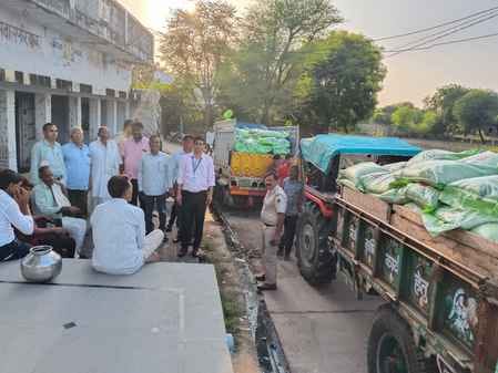 नकली खाद गोदाम पर जप्त करती अधिकारियो की टीम