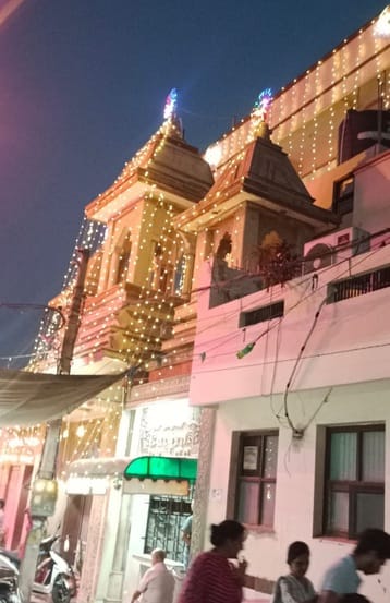 नवरात्र की पूर्व संध्या पर खरीदारी लोग। संवाद