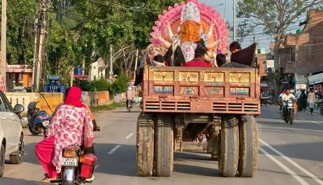 पश्चिमशरीरा कस्बे में भक्त सजा रहे मां दुर्गा का पंडाल। संवाद पश्चिमशरीरा कस्बे में भक्त सजा रहे मां दुर्गा का पंडाल। संवाद
