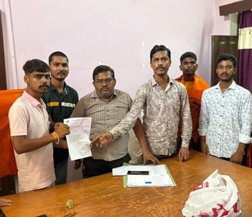 पीजी कॉलेज में प्राचार्य को पत्र सौंपते एबीवीपी कार्यकर्ता। संवाद
