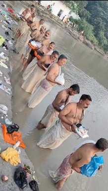 पितृ पक्ष के आखिरी दिन कडा के गंगा घाट में पुरखों को तर्पण देते लोग। संवाद पितृ पक्ष के आखिरी दिन कडा के गंगा घाट में पुरखों को तर्पण देते लोग। संवाद