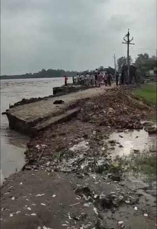 सिंघिया में कटे मकान को देखते परिजन व लेखपाल राकेश शुक्ला।संवाद सिंघिया में कटे मकान को देखते परिजन व लेखपाल राकेश शुक्ला।संवाद