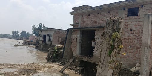 सिंघिया में कटे मकान को देखते परिजन व लेखपाल राकेश शुक्ला।संवाद सिंघिया में कटे मकान को देखते परिजन व लेखपाल राकेश शुक्ला।संवाद