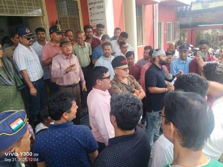 सेलाकुई थाने का घेराव करते लोग। संवाद सेलाकुई थाने का घेराव करते लोग। संवाद